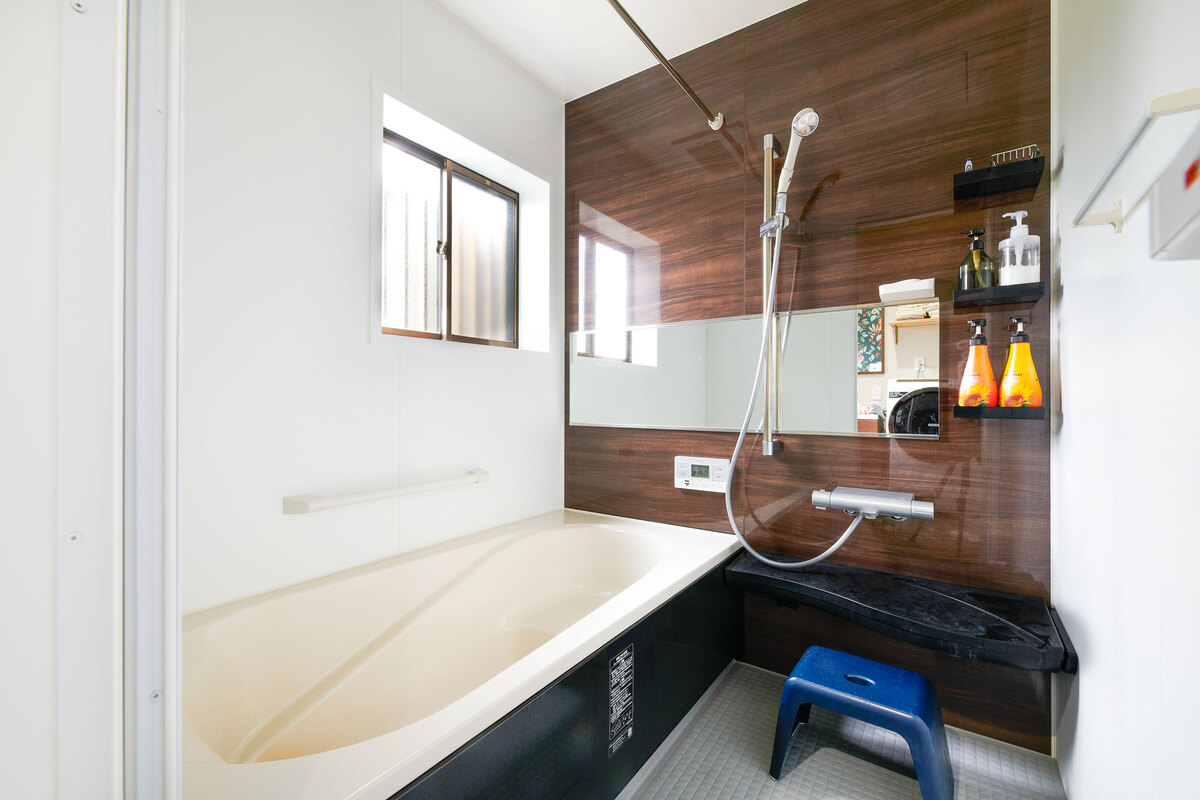木目パネルのモダンなバスルーム