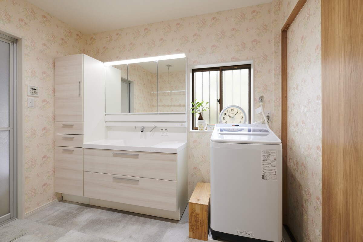 花柄クロスが可愛い洗面空間