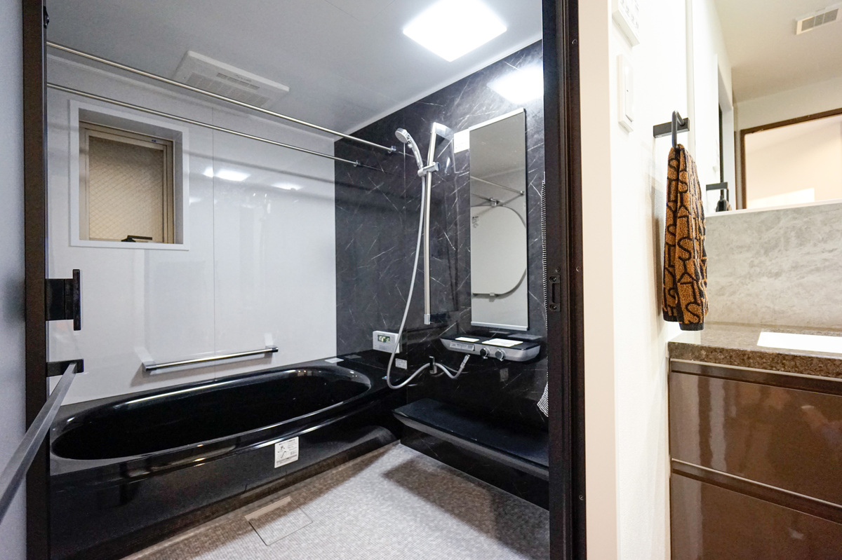 高級感漂うスタイリッシュなバスルーム