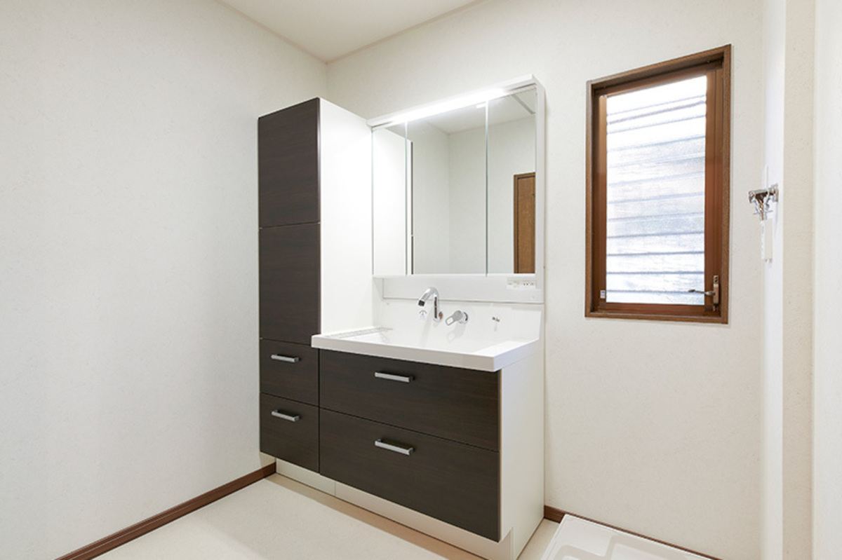木目調で落ち着く洗面スペース