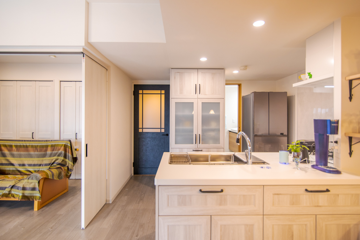 清潔感あふれる明るいキッチンスペース