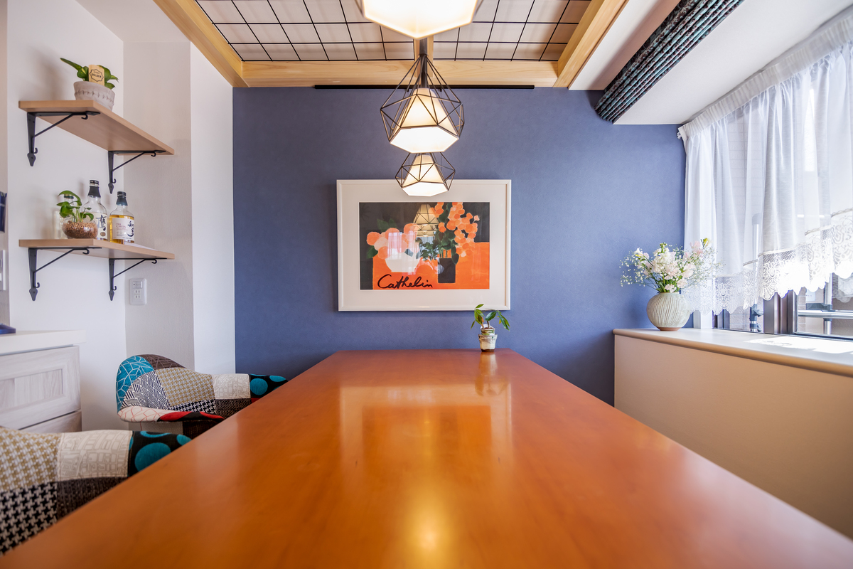 温もり感じるアーストーンのダイニング