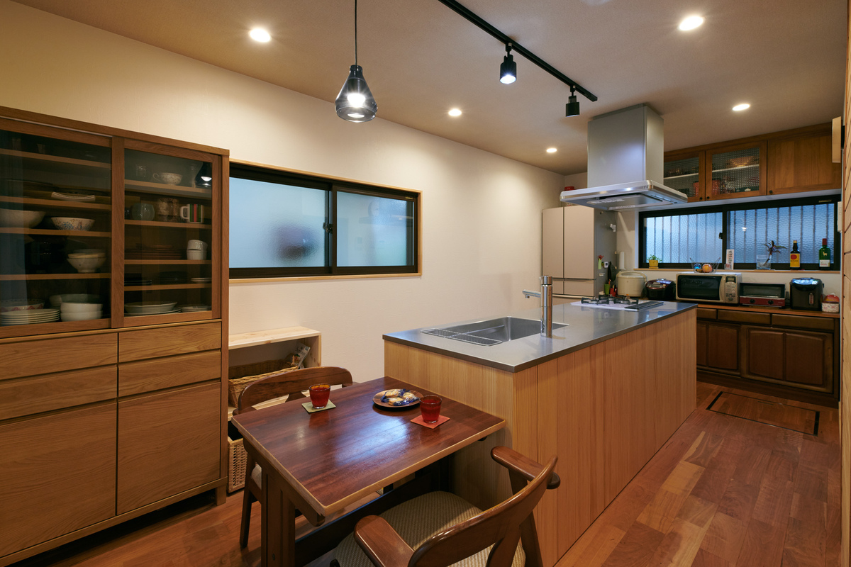 二人で料理を楽しむ対面キッチン