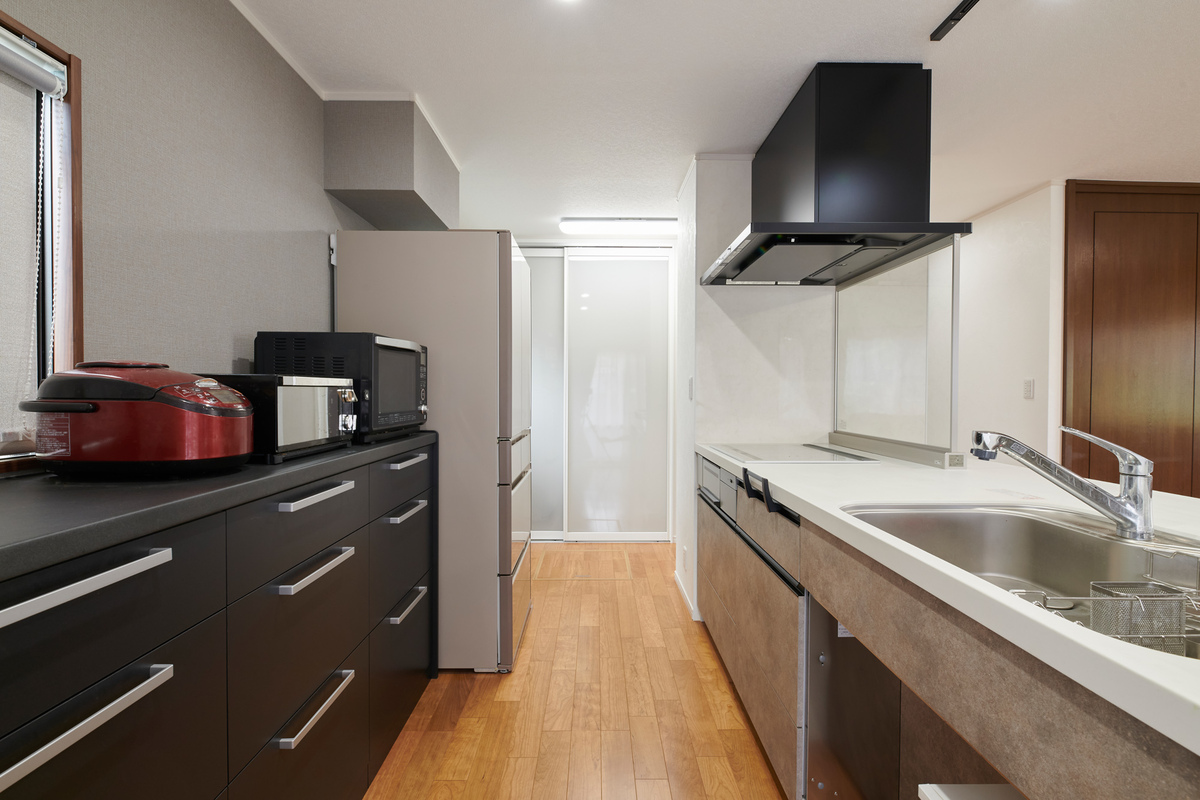 落ち着いた色味で統一されたキッチン