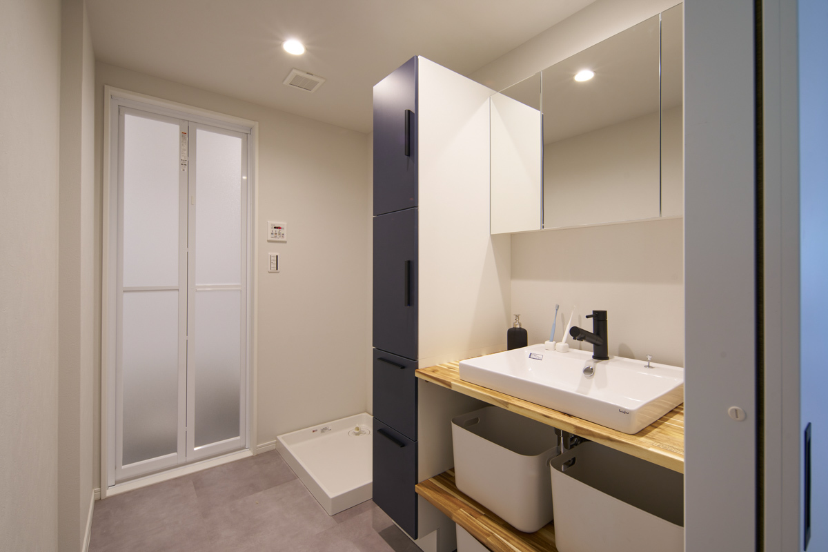 木目と紺が映える清潔な洗面空間