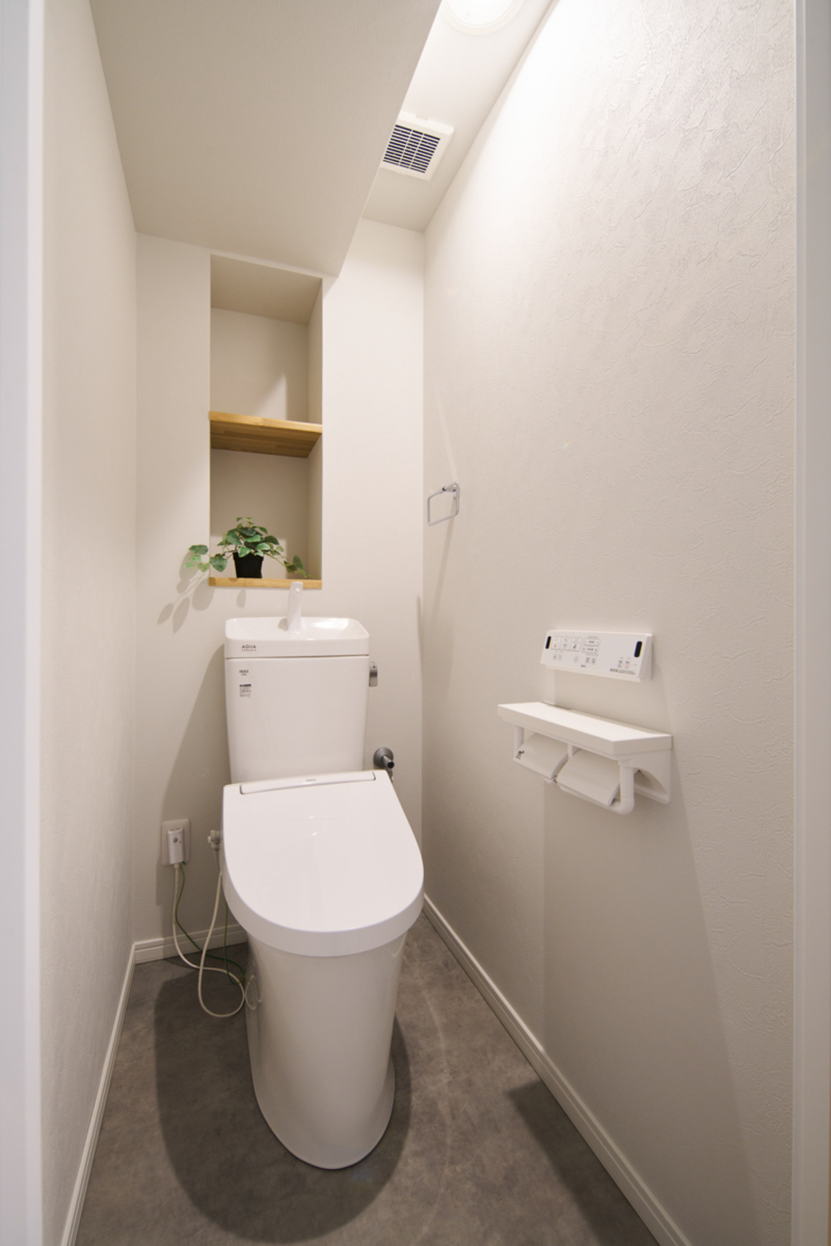 白とグレーの洗練されたトイレ空間