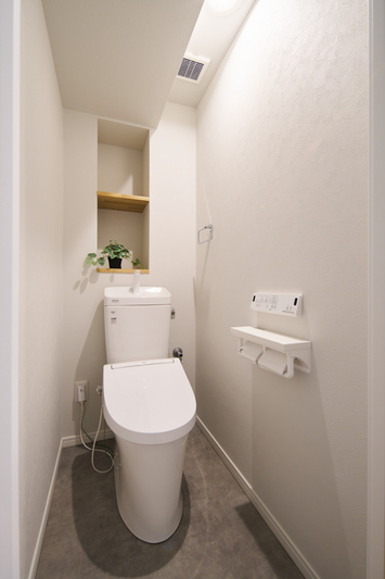 白とグレーの洗練されたトイレ空間