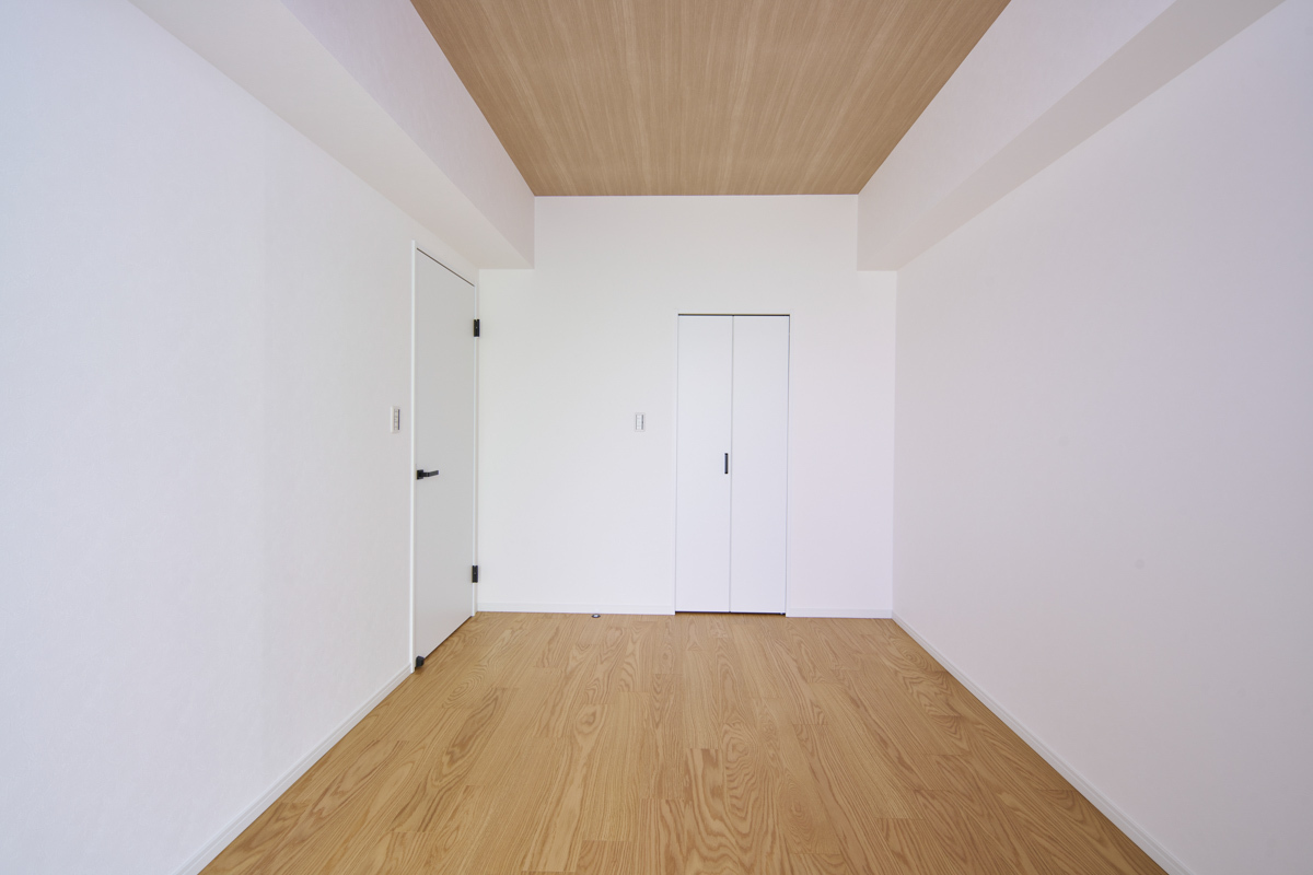 天井と床の木目が心地よい白い個室