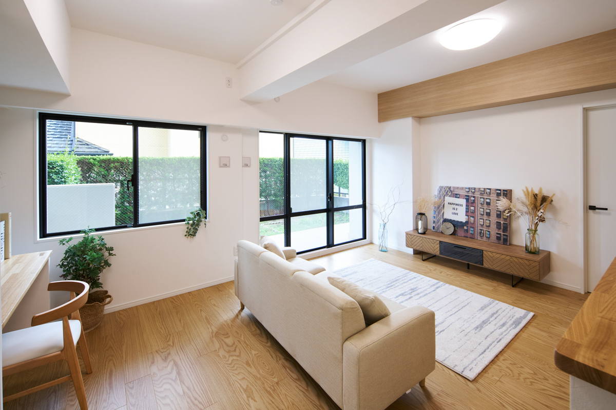 大窓から緑を望む、明るいリビング