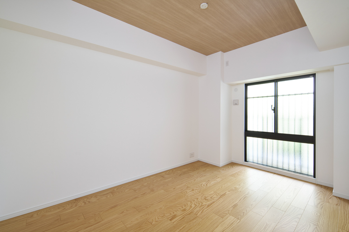 木目天井と白壁が調和する明るい洋室
