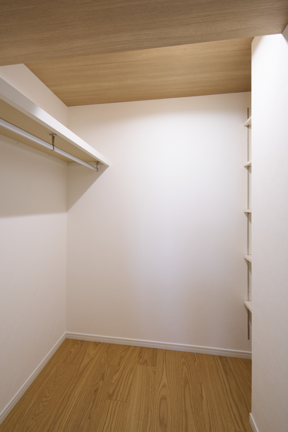 木目天井が温かい、機能的な白い収納
