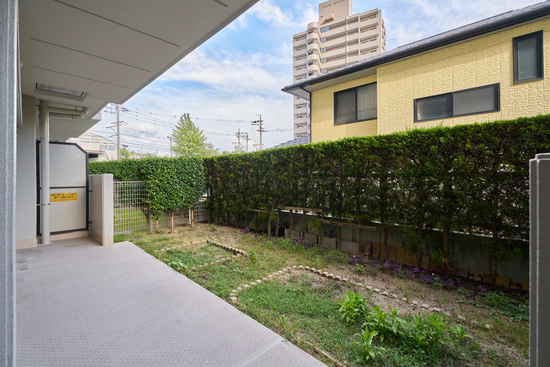 生垣の緑が眩しい、明るい専用庭