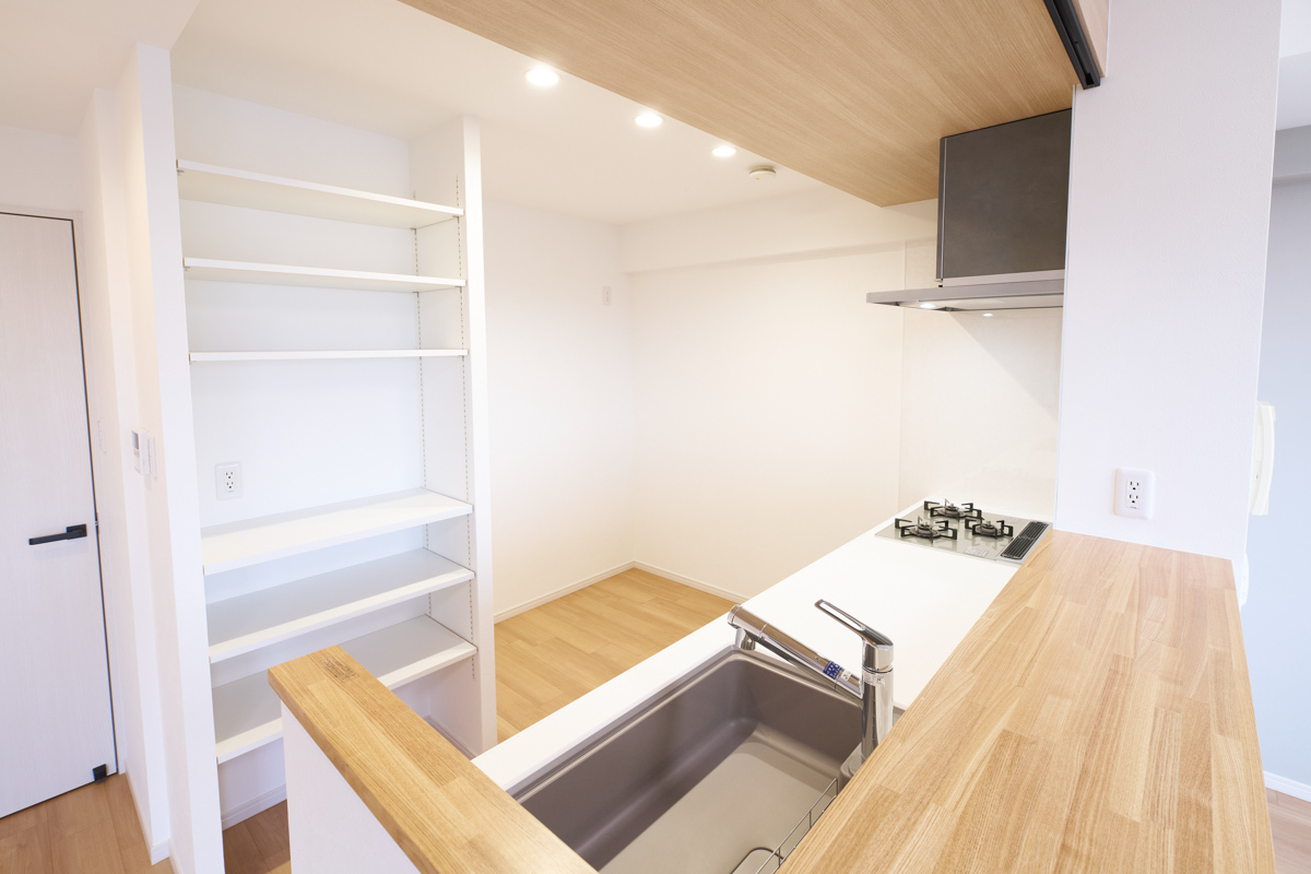 木目カウンターと白棚のキッチン