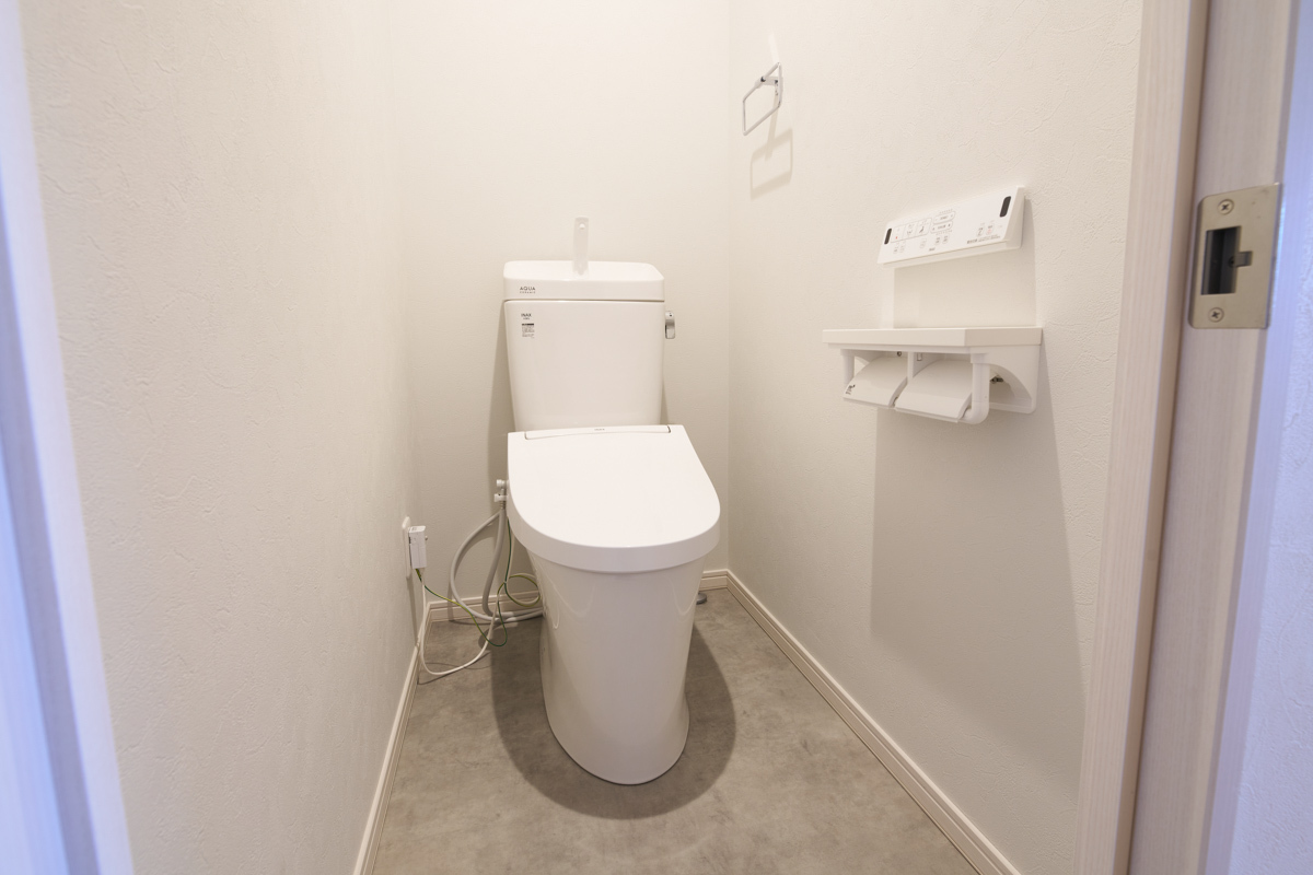 白とグレーの清潔感あるトイレ