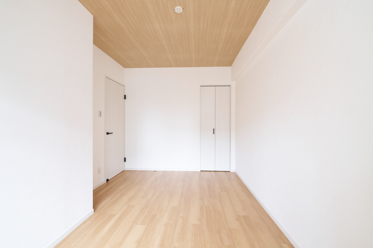 白壁と木目天井が心地よい洋室