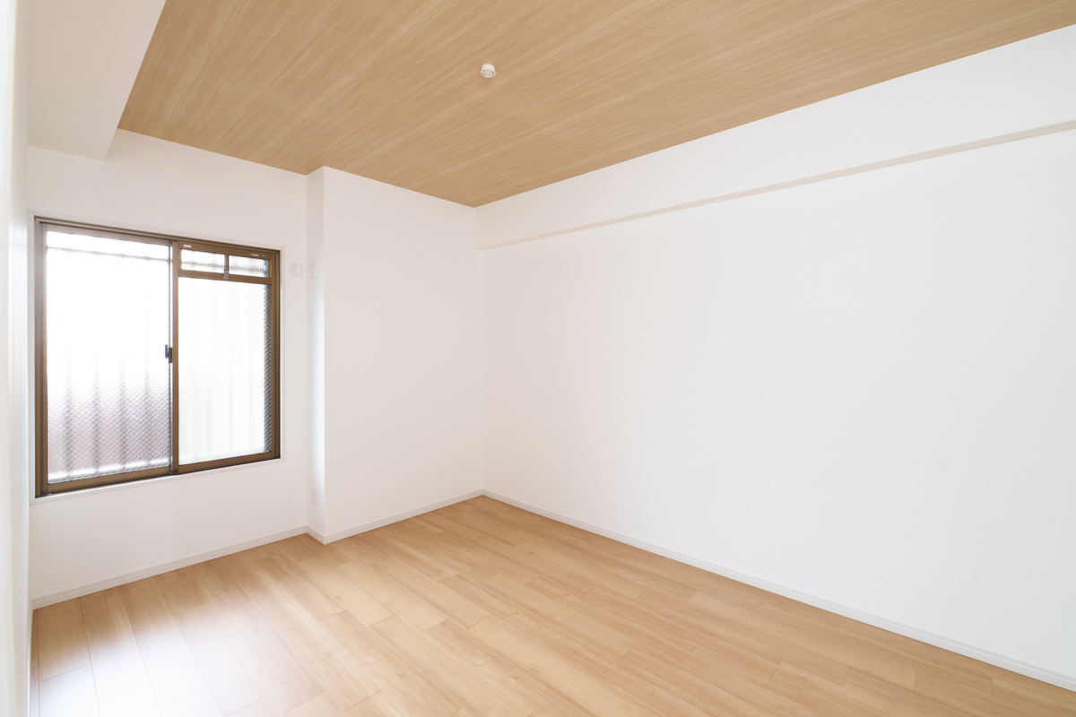 大窓から光入る、木目天井の個室