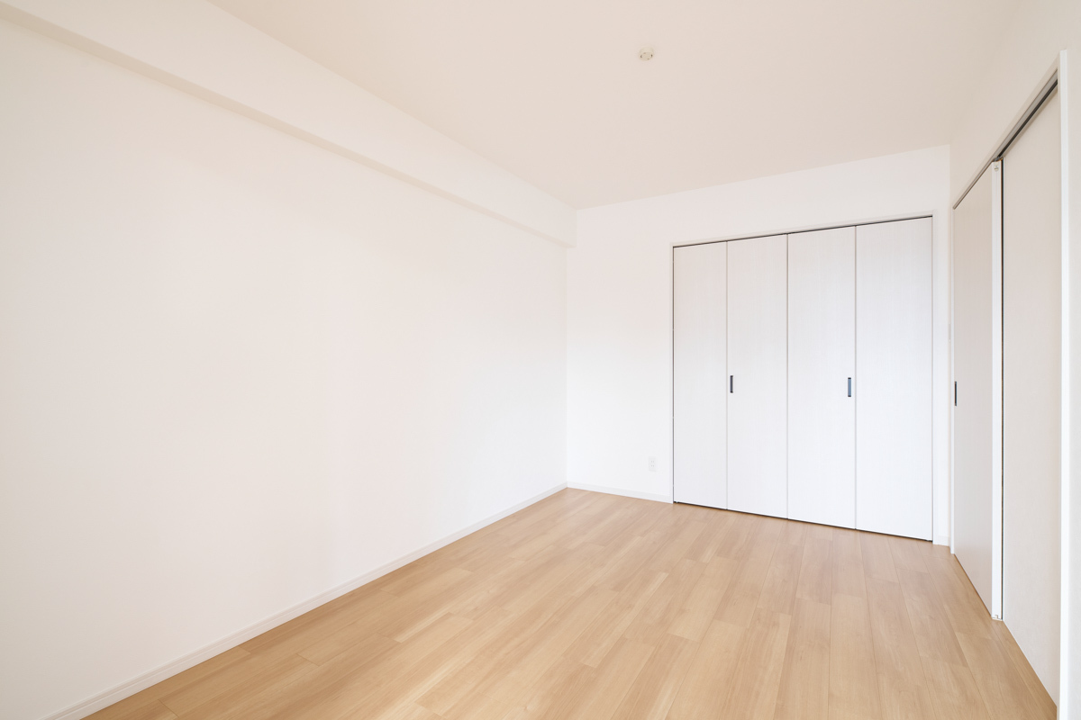 白い大収納が映える、明るい洋室