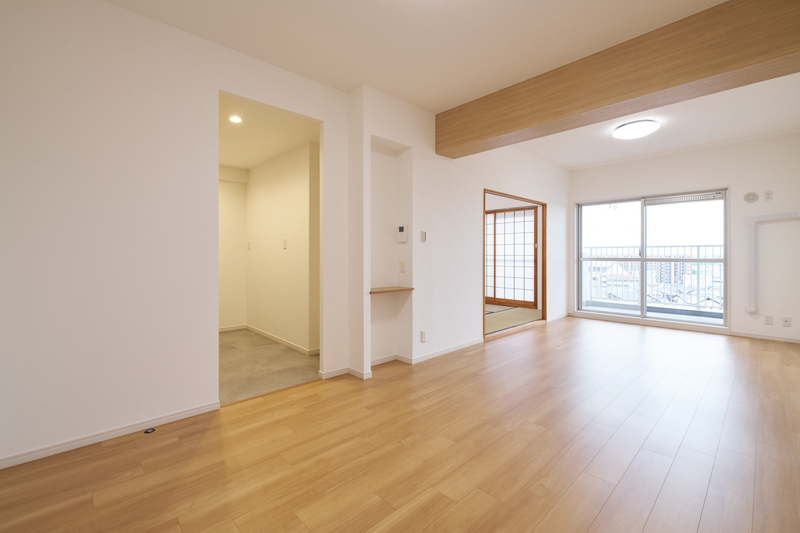 陽光注ぐ、和室と繋がる開放的LDK