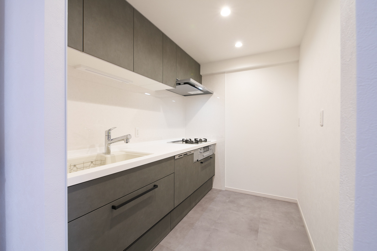 グレー石目が映えるモダンな白キッチン