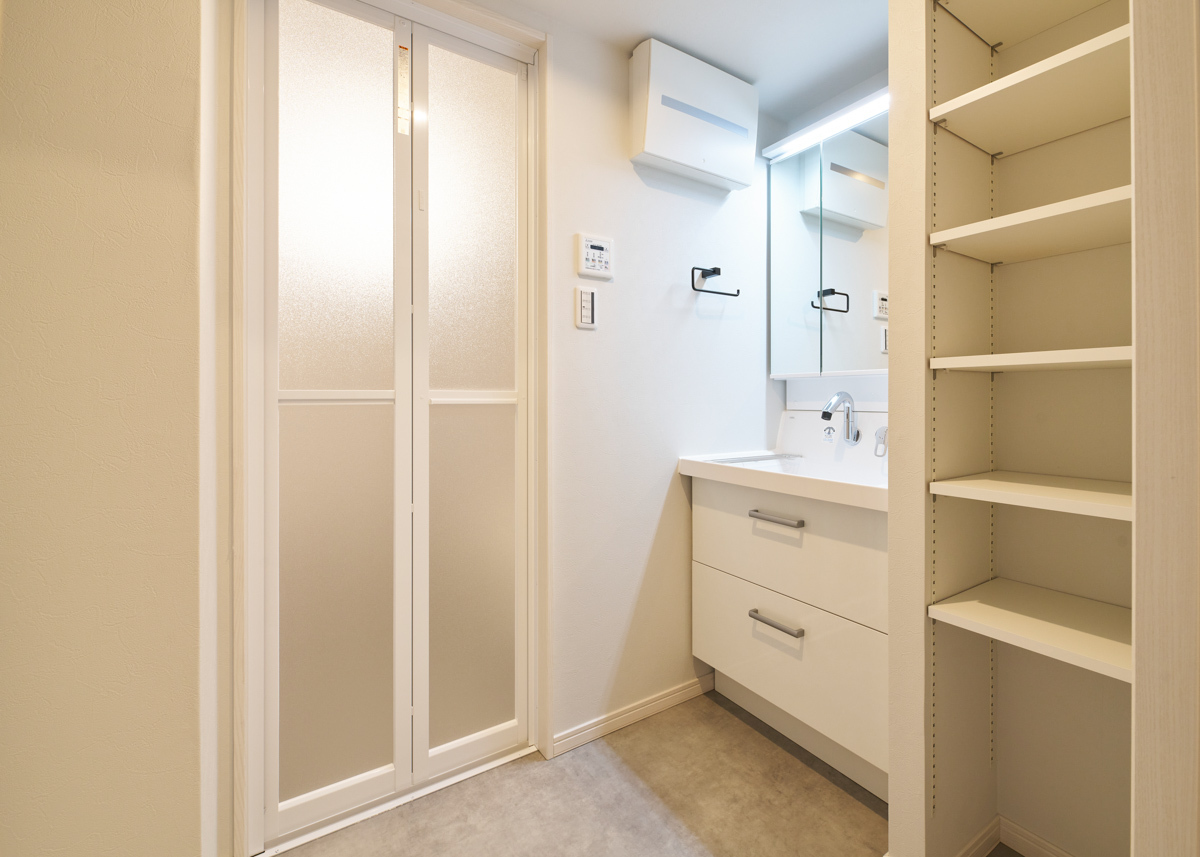 白で整った、清潔感溢れる洗面脱衣室