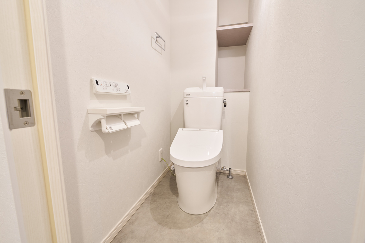 白とグレー、シンプルで清潔なトイレ