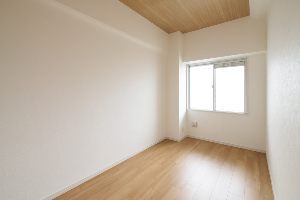 木目天井と陽光が心地よい白い個室