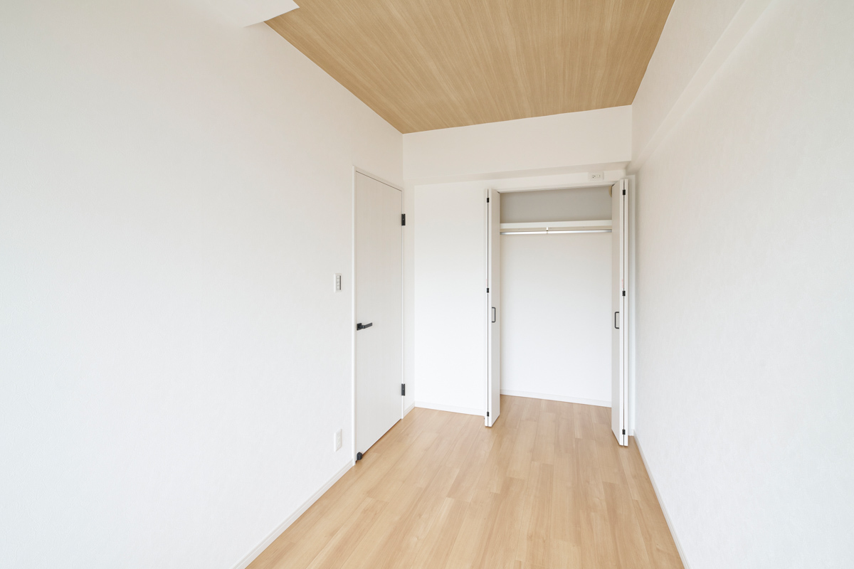 木目天井と白扉、収納豊かな明るい室