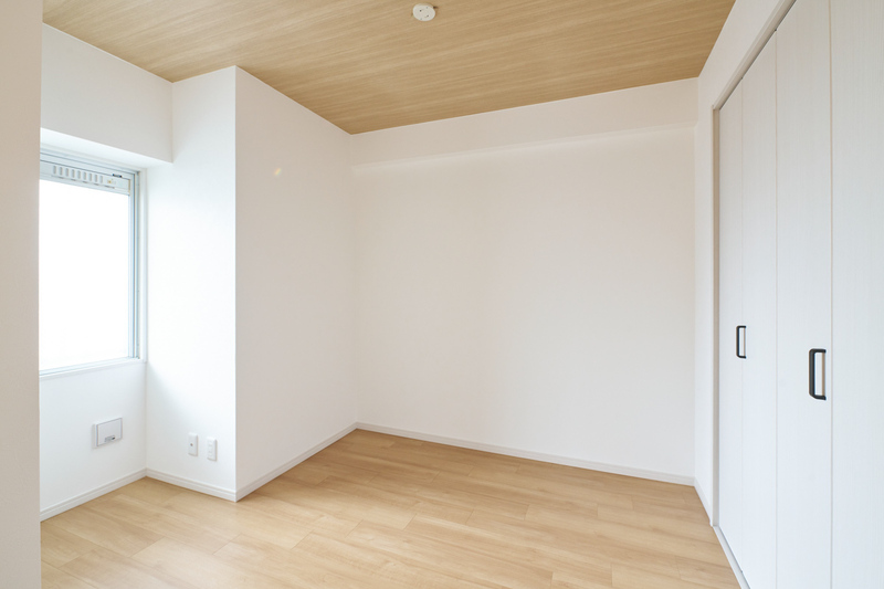 白扉と木目が調和する明るい洋室