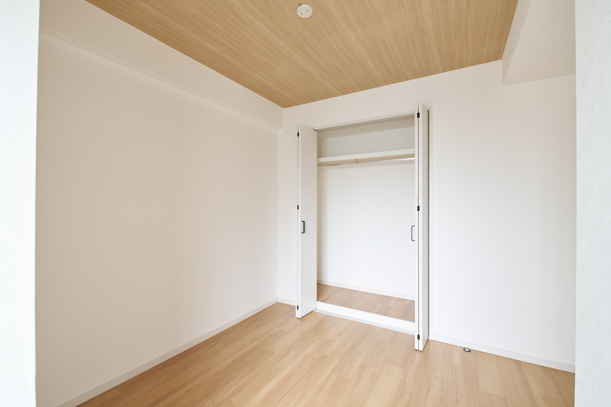 木目天井と白い大収納、爽やかな室