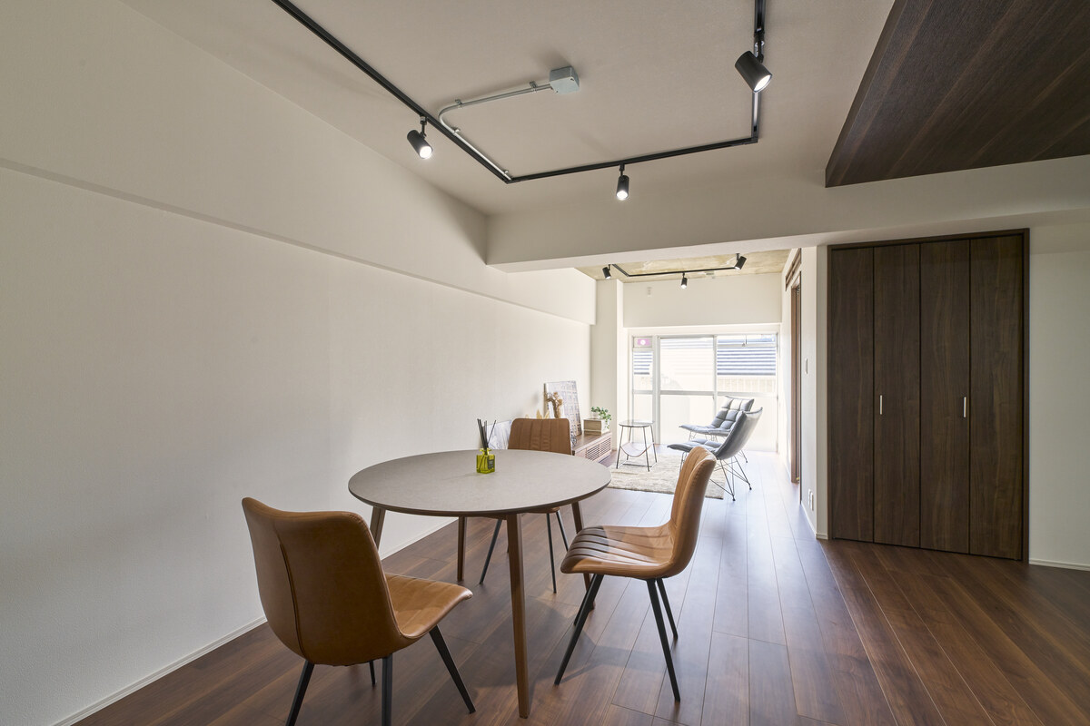 濃木目に黒が映えるモダンなLDK