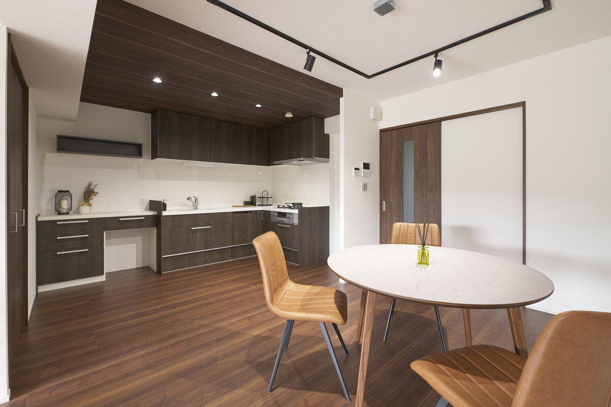 濃木目パネルのカフェ風L字キッチン