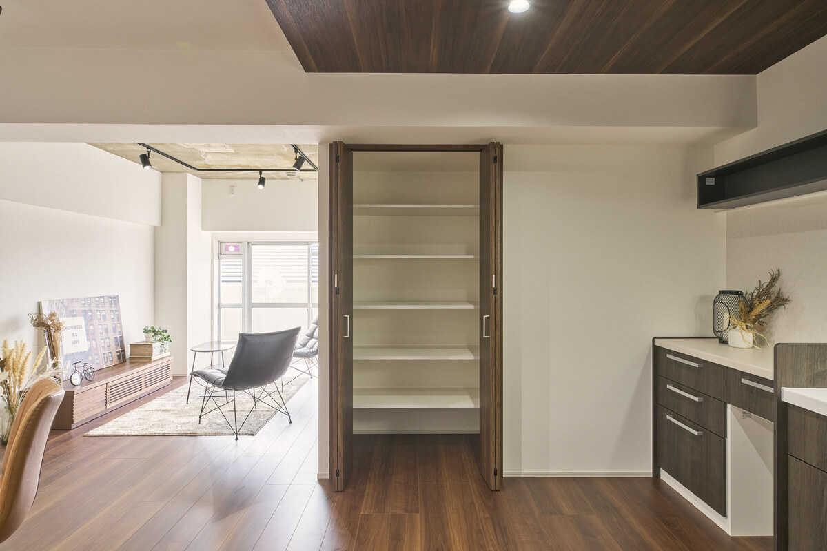 濃木目の床に白棚が映える廊下収納