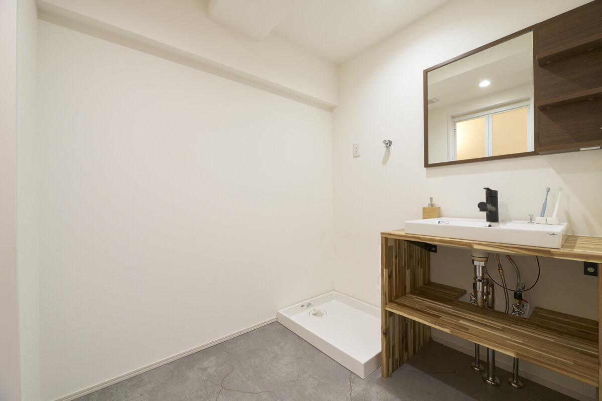 木目台に白ボウル、清潔な洗面所