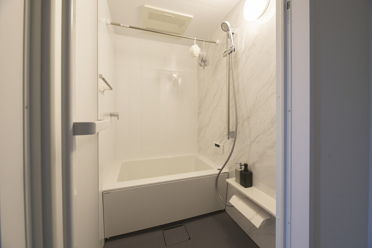 石目グレー壁のスタイリッシュ浴室