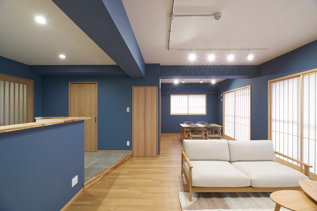 紺壁に木目が映える、開放的なLDK