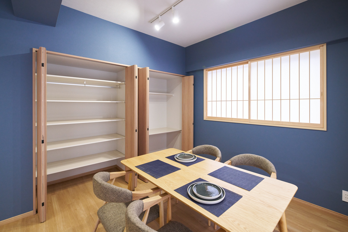 紺壁と木目扉、大容量の壁面収納
