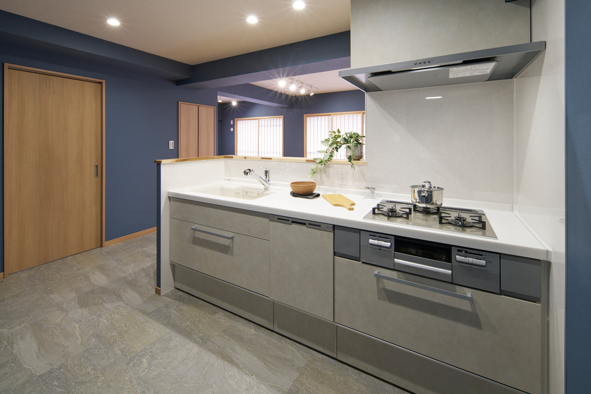 石目グレーがモダンな対面キッチン