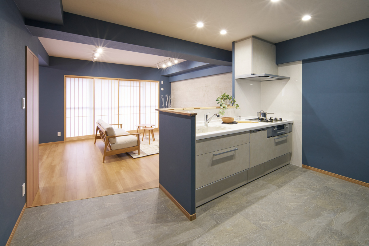 紺壁と石目調、洗練されたキッチン