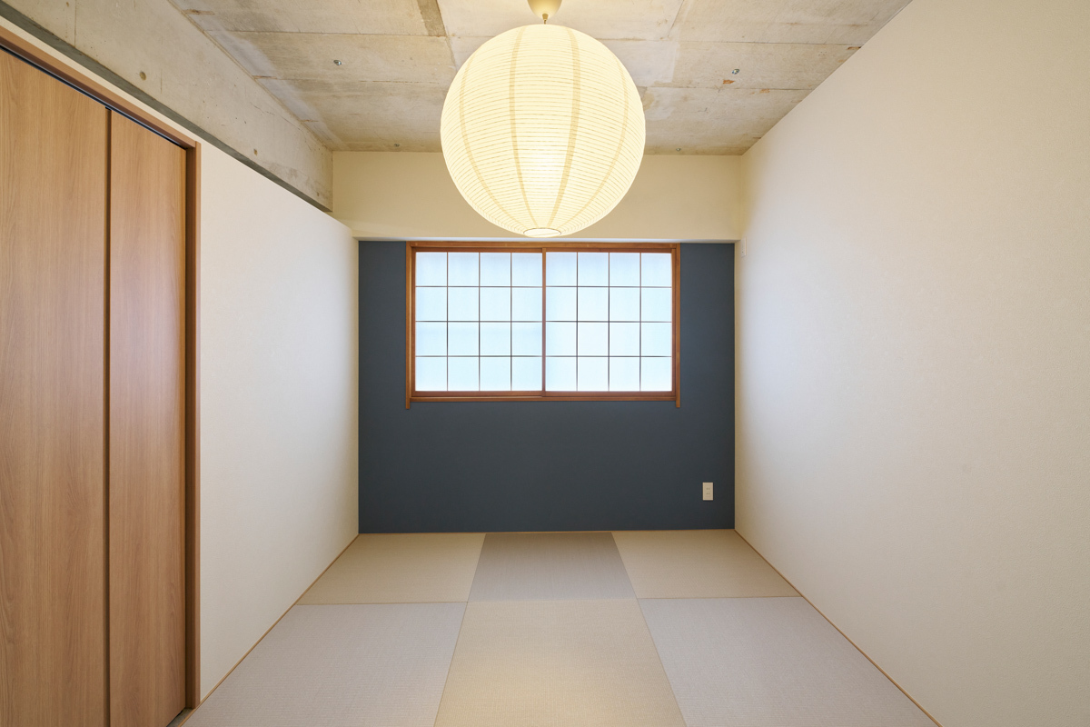 紺壁と丸照明、モダンな畳の和室