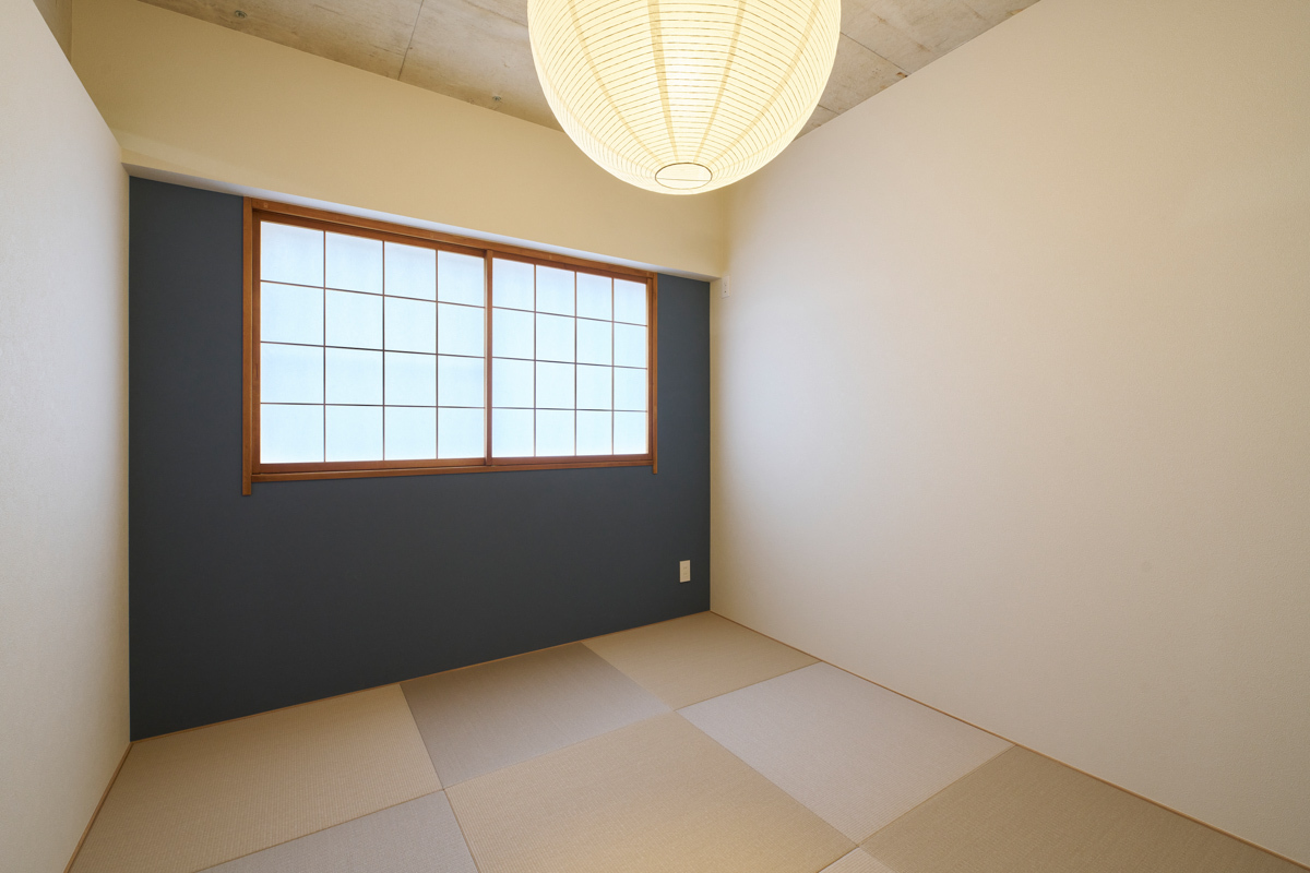 障子と紺壁が調和する、静かな和室