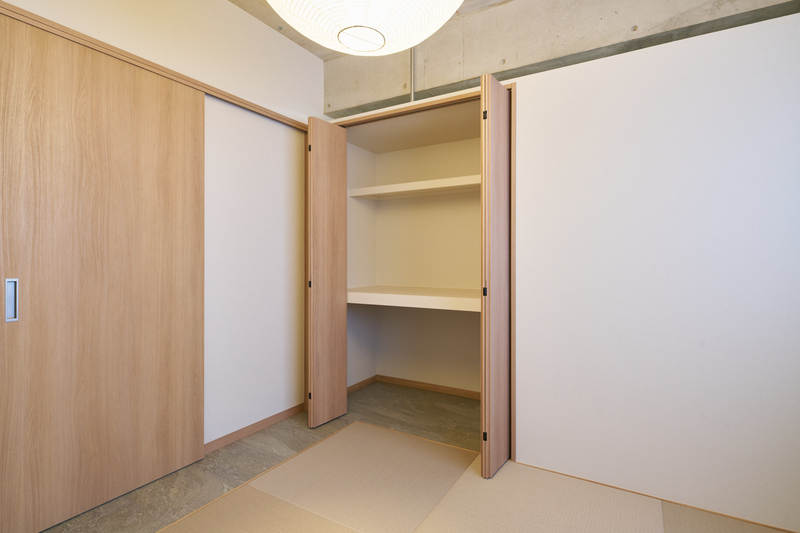 木目扉が開いた、和室の機能的収納