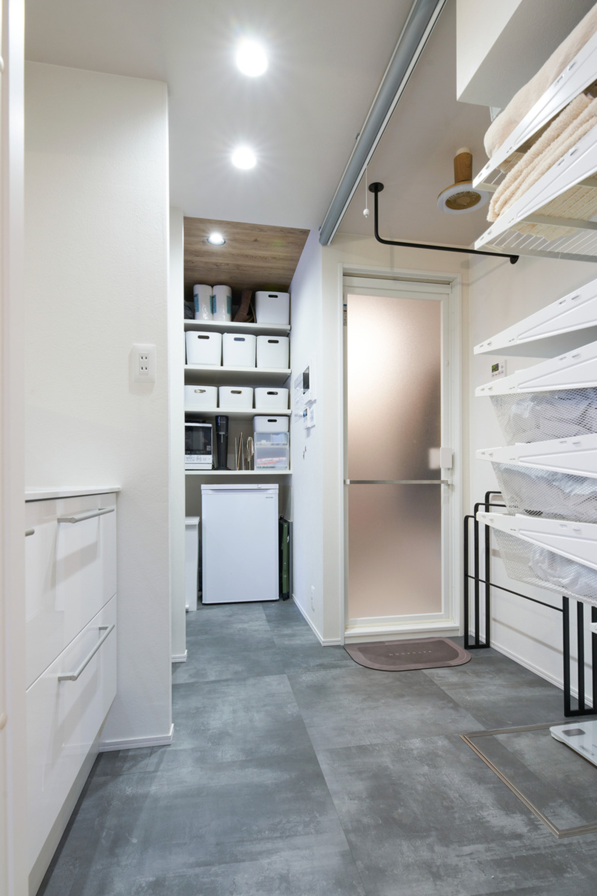 白カゴと冷蔵庫、多機能な大容量収納