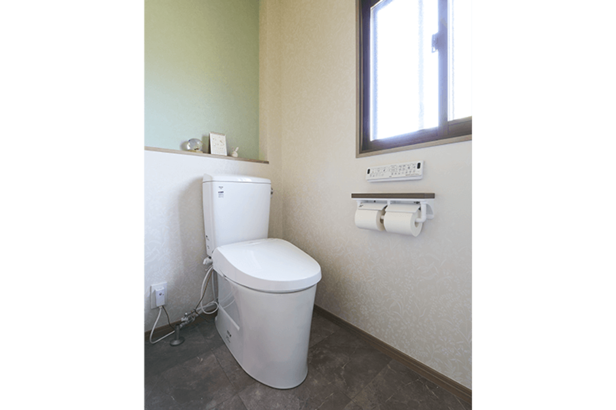 若草色の壁と光が心地よいトイレ