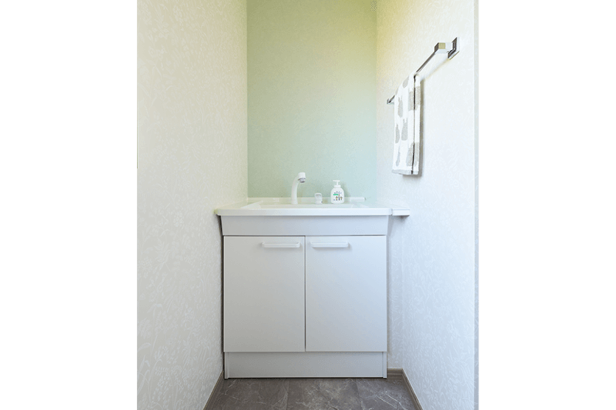 淡い緑に白が映える、端正な洗面台