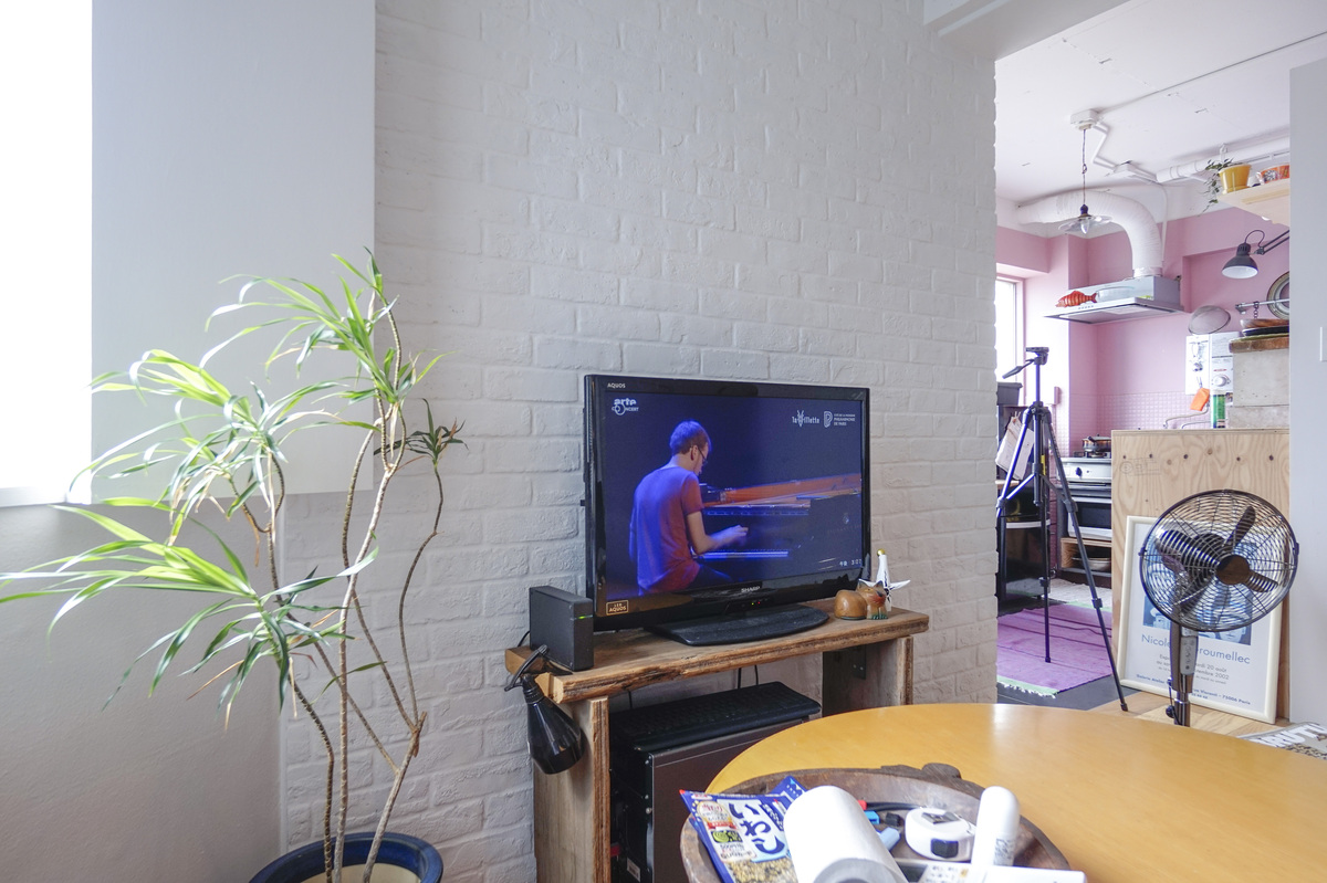 白レンガ壁とピンクが映える、対面台所