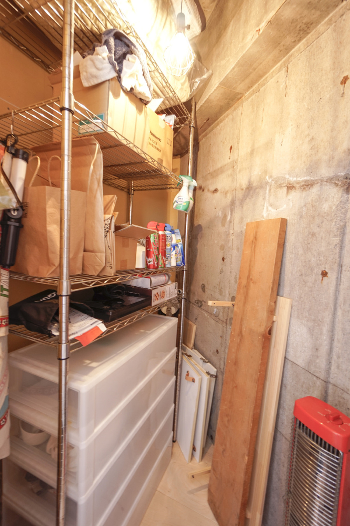 コンクリ壁にメタル棚の、機能的収納