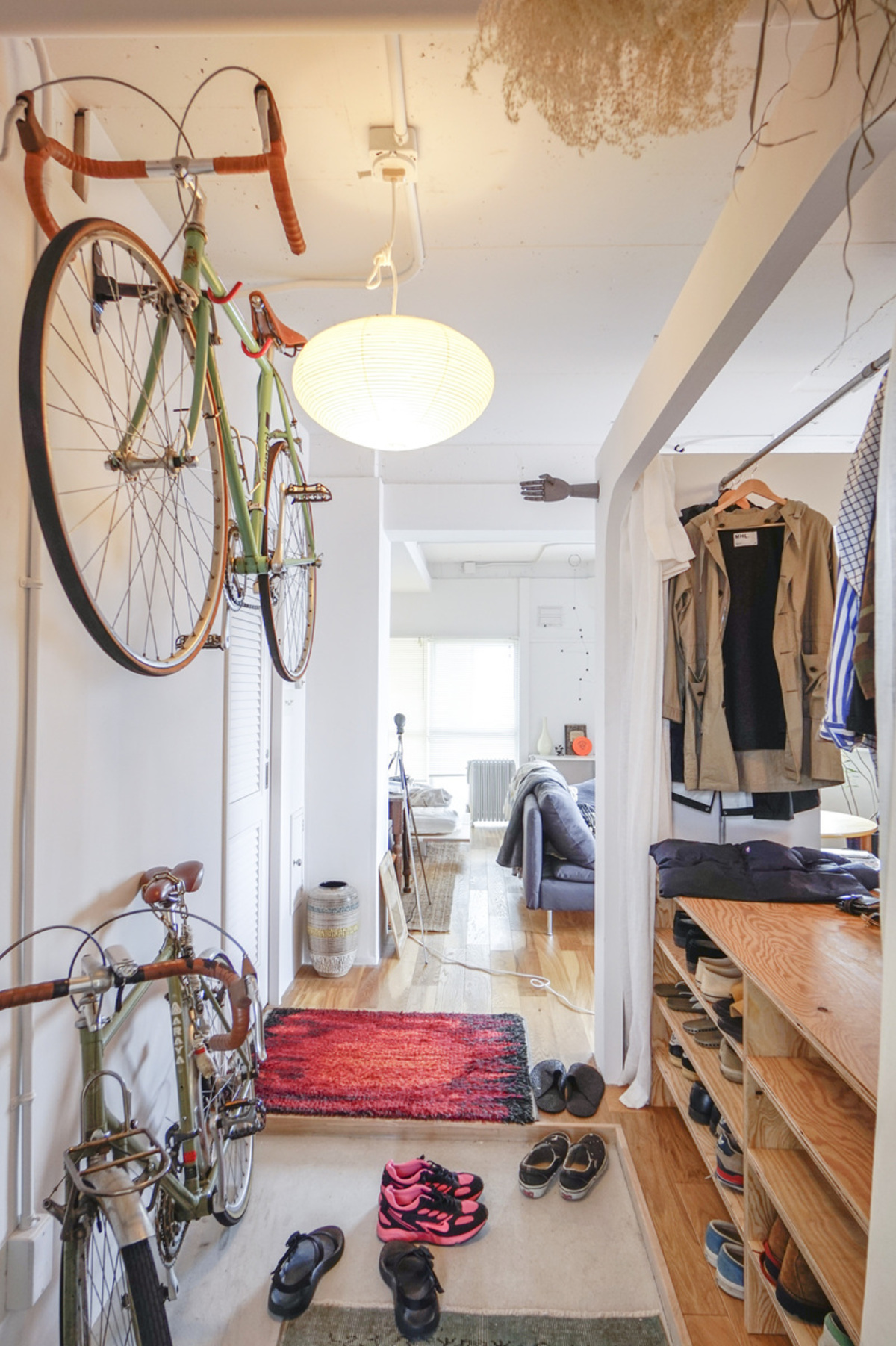 自転車と木製棚が彩る、個性的な玄関