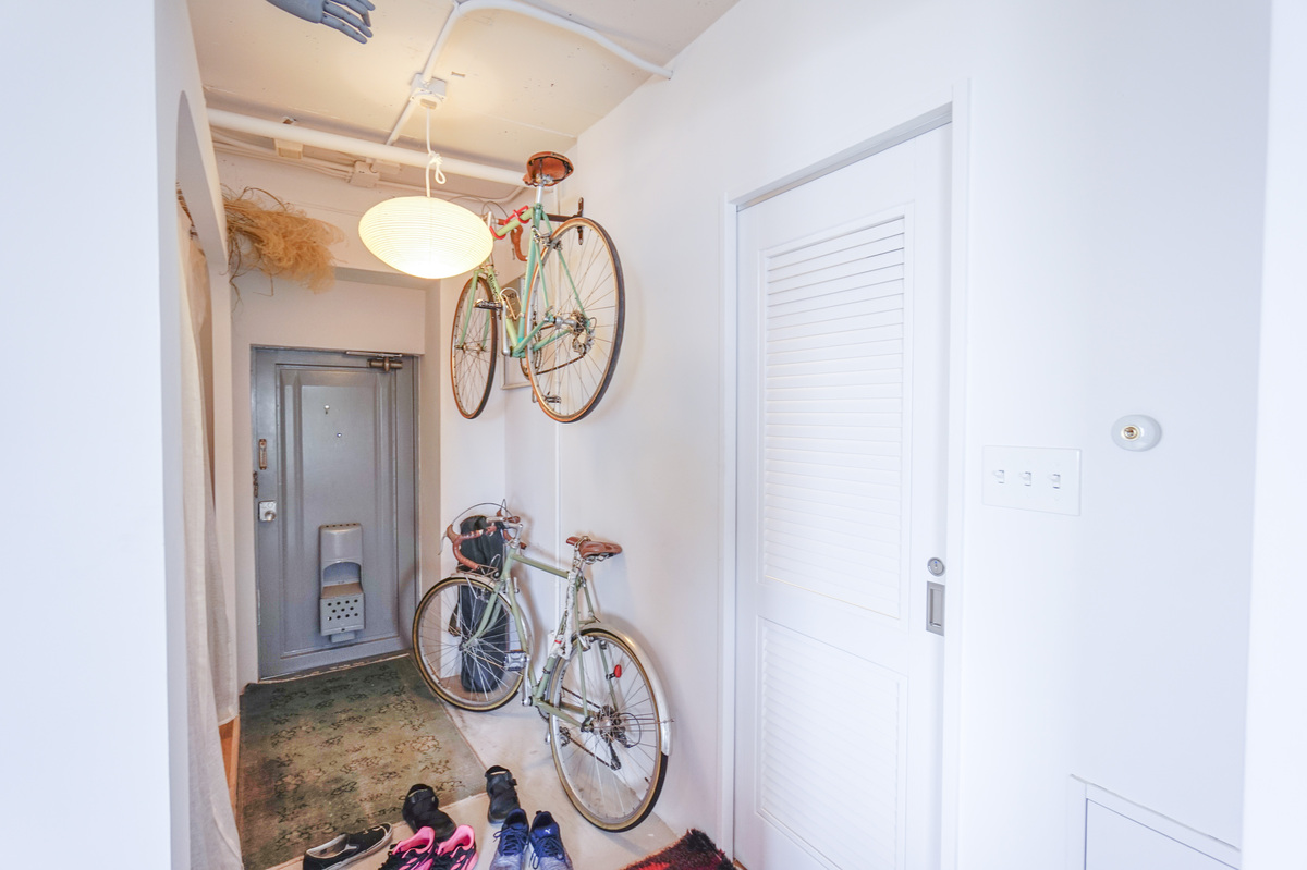 灰色扉と白のルーバー、モダンな玄関