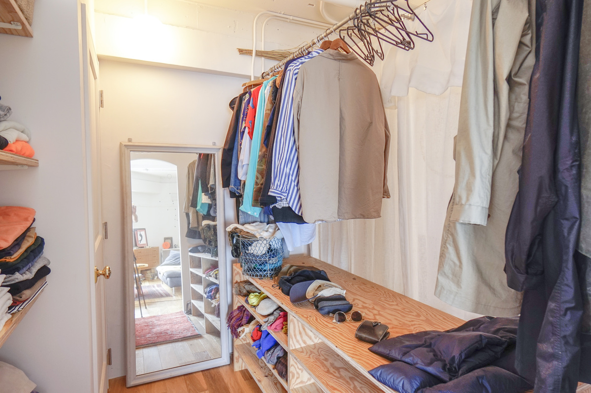 姿見と木棚のある、明るい衣装部屋