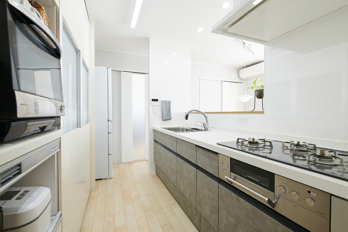 石目グレーが映えるモダンな白キッチン